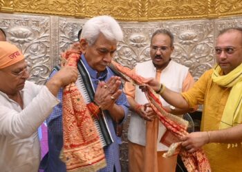 لیفٹیننٹ گورنر نے جموں کے سرحدی گاﺅں چنگیہ ارنیا میں داتی ماں دیوا ستھان پر حاضری دی