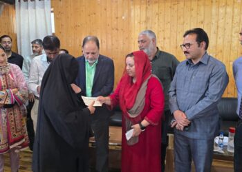 سکینہ اِیتو نے بارہمولہ میں آگ متاثرین میں 13لاکھ روپے کے اِمدادِی چیک تقسیم کئے فائر سیفٹی اَقدامات بہتر بنانے پر زور