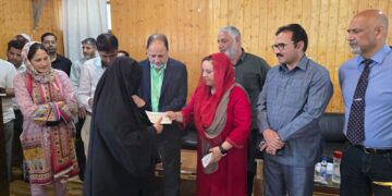سکینہ اِیتو نے بارہمولہ میں آگ متاثرین میں 13لاکھ روپے کے اِمدادِی چیک تقسیم کئے فائر سیفٹی اَقدامات بہتر بنانے پر زور
