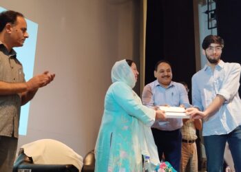 سکینہ اِیتونے سکمز کے قیام کا سہرا شیرکشمیر کو دِیا اورجموںوکشمیر کے صحت شعبے میں خدمات کو ’بے مثال ‘ قرار دیا