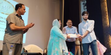 سکینہ اِیتونے سکمز کے قیام کا سہرا شیرکشمیر کو دِیا اورجموںوکشمیر کے صحت شعبے میں خدمات کو ’بے مثال ‘ قرار دیا