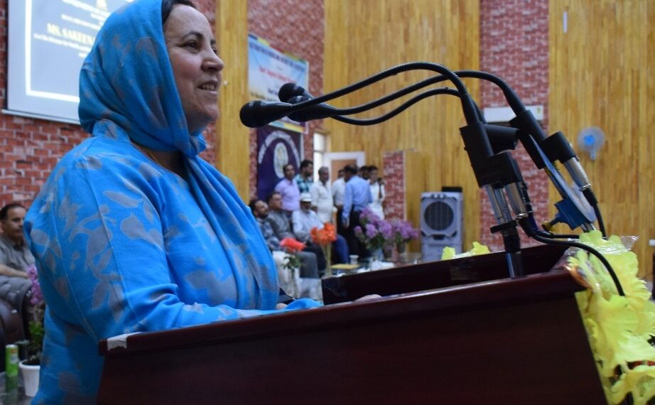 سکینہ اِیتو نے جی ڈِی سی پلوامہ میں نیٹ کے کامیاب طلبائ،دسویں اور بارہویں جماعت کے ہونہار طلبا¿ کو مُبارک باد دی