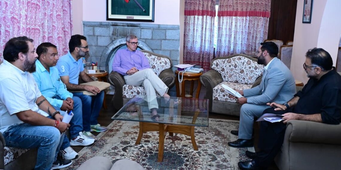 وزیراعلیٰ عمر عبداللہ نے ’رابطہ ‘ آفس میں عوامی وفوداور اَفراد سے ملاقات کی اور جائز مسائل کے حل کی یقین دہانی کی