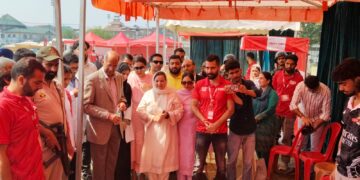 سکینہ اِیتو نے سری نگر میں بلڈ ڈونیشن اور ویلنس کیمپ میں شرکت کی