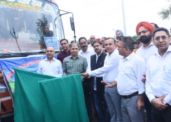 ستیش شرما نے تیل سیڈ مشن کے تحت ترقی پسند کسانوں کے نمائشی دورے کو ہری جھنڈی دِکھا کر روانہ کیا