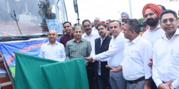 ستیش شرما نے تیل سیڈ مشن کے تحت ترقی پسند کسانوں کے نمائشی دورے کو ہری جھنڈی دِکھا کر روانہ کیا