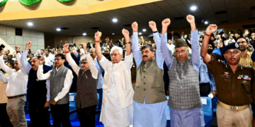 ، "مادر وطن کے تئیں ہماری وابستگی اور لگن ہماری قوم کو اس کی قسمت بھارت کی طرف لے جائے گی۔”ایل جی منوج سنہا