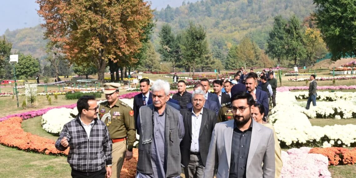 لفٹینٹ گورنر گورنر نے کرسنتھیمم تھیم گارڈن کا دورہ کیا