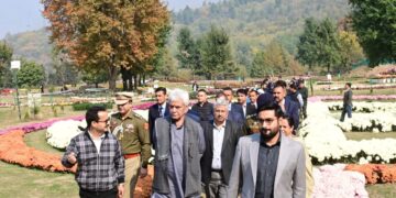 لفٹینٹ گورنر گورنر نے کرسنتھیمم تھیم گارڈن کا دورہ کیا