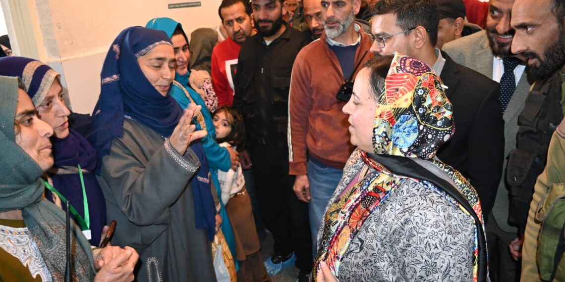سکینہ ایتو نے ضلعی ہسپتال کلگام میں ایچ ڈی یو کا افتتاح کیا