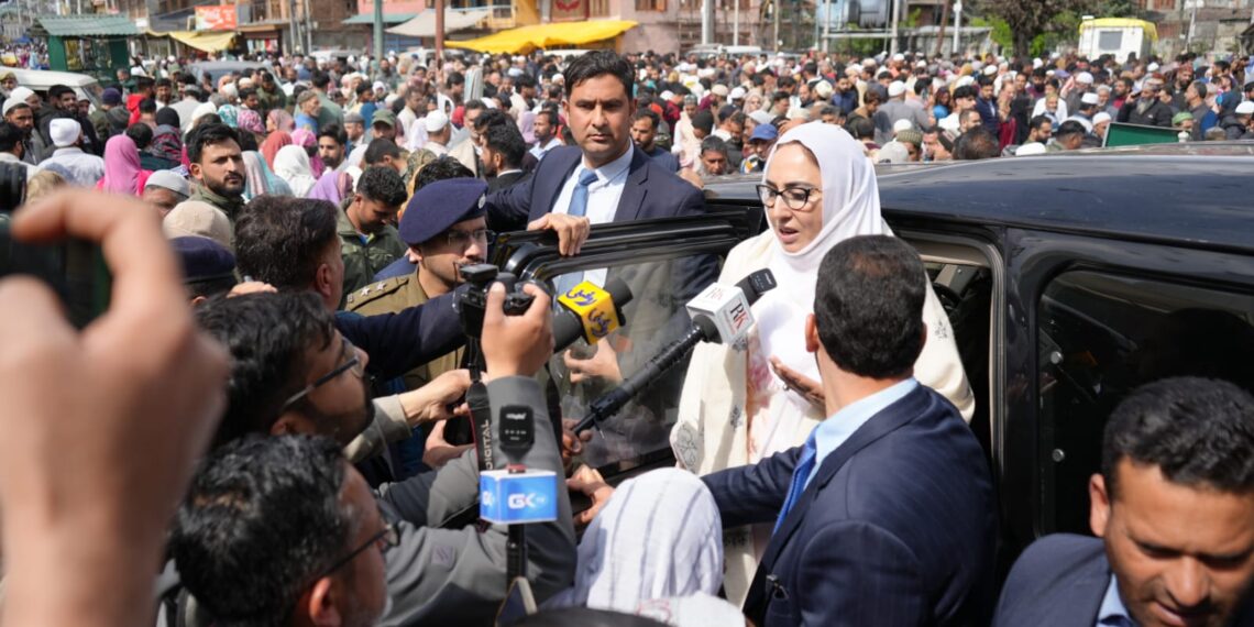 عید اجتماع کے دوران لوگوں نےڈاکٹر درخشاں کی اور وقف بورڈ کے انتظامات کی ستائش کی