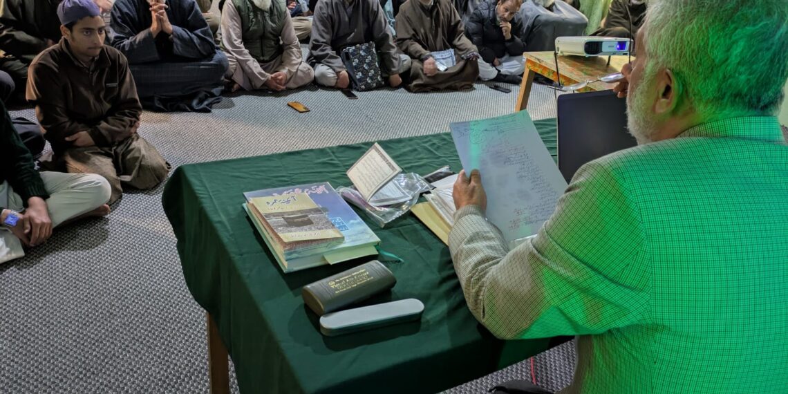 جامعة الاخلاص ترال کی جانب سے عازمین حج کے لئے تربیتی پروگرام