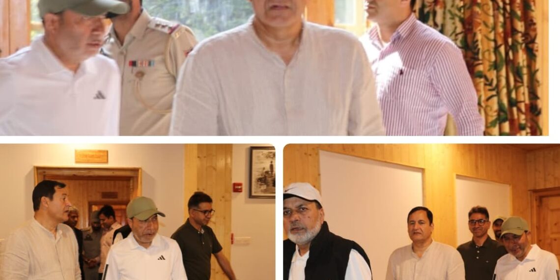 جاوید ڈار نے گلمرگ کنونشن سینٹر میں سہولیات کا معائینہ کیا