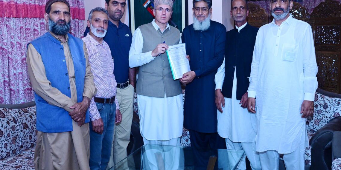 وزیراعلیٰ عمر عبداللہ نے ممبران اسمبلی ، تجارتی و سیاحتی شعبے کے نمائندگان سے ملاقات کی ترقیاتی ، تجارتی اور سیاحتی مسائل کا جائزہ لیا