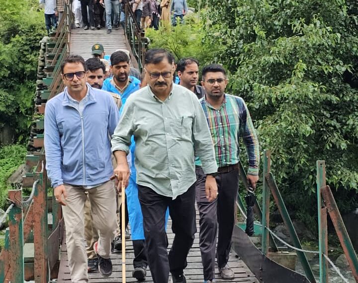 جاوید رانا نے لینڈسلائیڈنگ سے متاثرہ نندی چول کا دورہ کیا اور سوگوار کنبوں سے اِظہار تعزیت کی