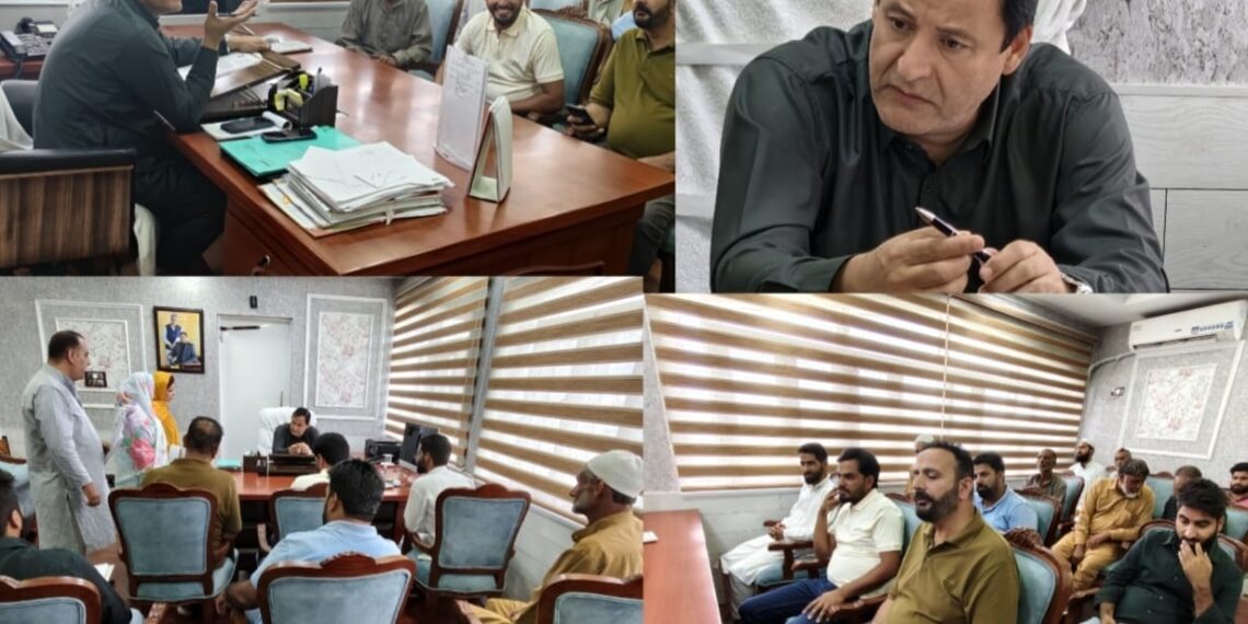جاوید ڈار نے عوامی شکایات سنیں اور فوری و ترجیحی اَزالے کی یقینی دہانی کی