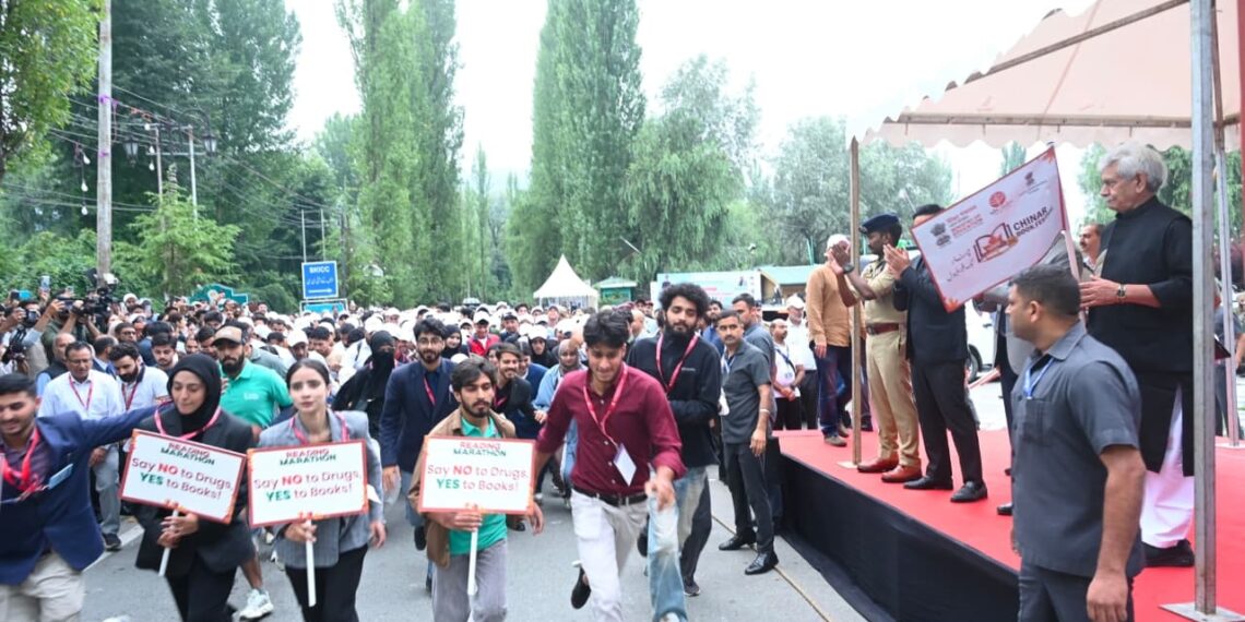 لیفٹیننٹ گورنر نے جھیل ڈل سری میں ریڈنگ میراتھن کو جھنڈی دِکھا کر روانہ کیا