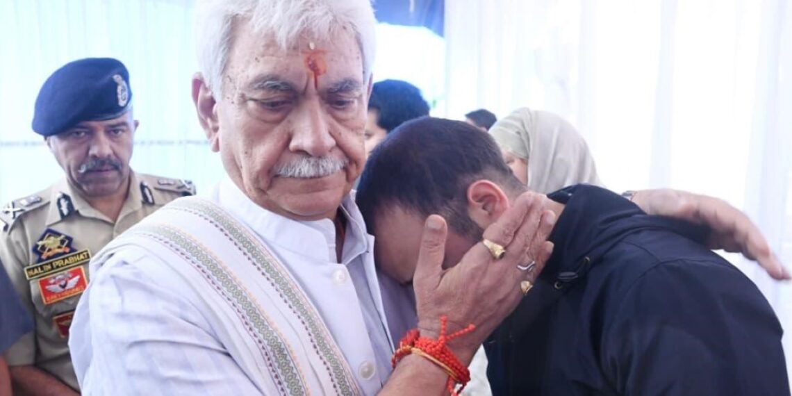 لیفٹیننٹ گورنر نےبہادر پولیس اہلکار کو زبردست خراجِ عقیدت پیش کیا،بڈگام جا کر اہل خانہ سے تعزیت کی