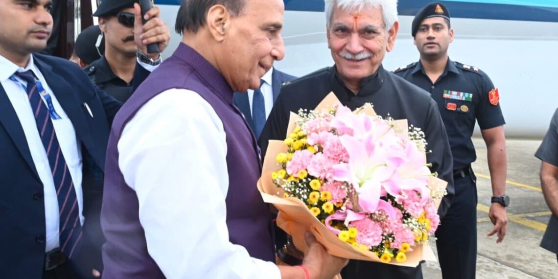وزیر دفاع راج ناتھ سنگھ کا اِستقبال کیا۔