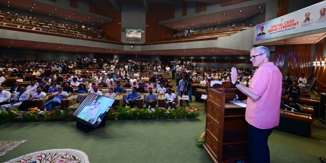 وزیراعلیٰ عمر عبداللہ نے جموںوکشمیر کے 580 نمایاں کھلاڑیوں کو 2.71 کروڑ روپے کے نقد انعامات سے نوازا