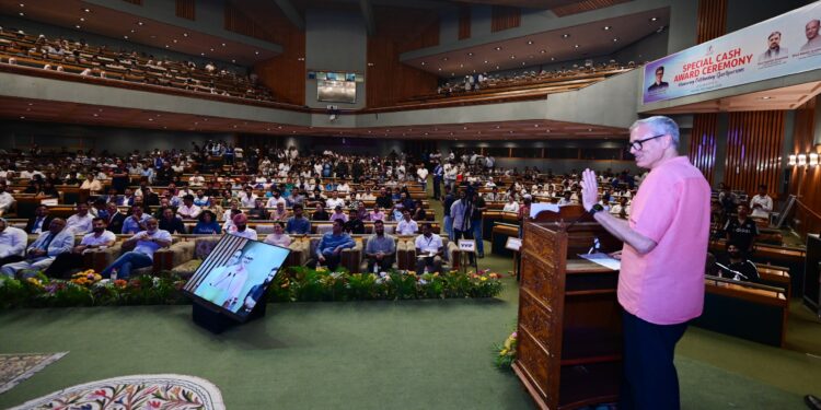 وزیراعلیٰ عمر عبداللہ نے جموںوکشمیر کے 580 نمایاں کھلاڑیوں کو 2.71 کروڑ روپے کے نقد انعامات سے نوازا