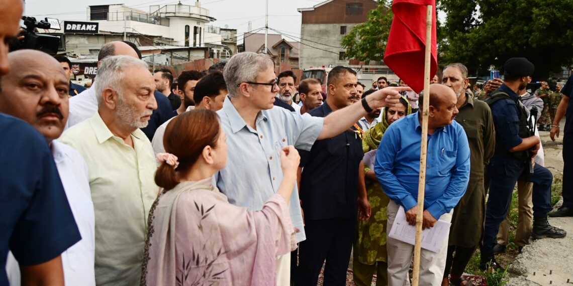 وزیراعلیٰ عمر عبداللہ نے علی الصبح سری نگر کی ترقیاتی صورتحال کا جائزہ لیا