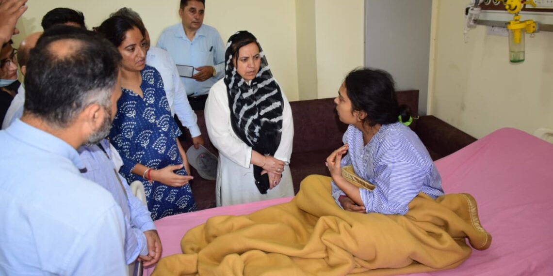 سکینہ اِیتو نے گورنمنٹ میڈیکل کالج جموں کا دورہ کیا اور زخمی طالبات کی خیروعافیت دریافت کی