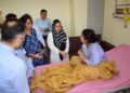 سکینہ اِیتو نے گورنمنٹ میڈیکل کالج جموں کا دورہ کیا اور زخمی طالبات کی خیروعافیت دریافت کی