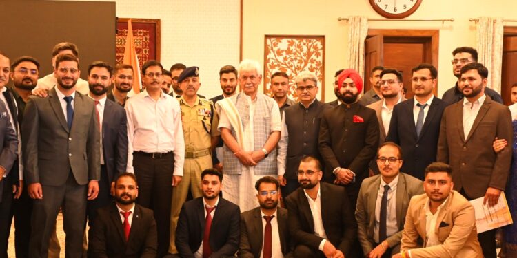 لیفٹیننٹ گورنر نے جموںوکشمیر پولیس سروس کے نئے تعینات اَفسران کو تقرری نامے سونپے